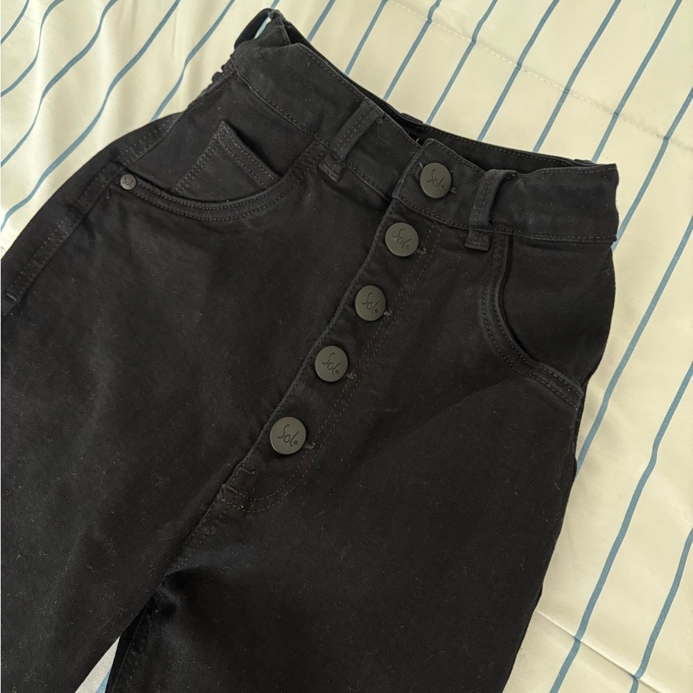 High-Waisted Black Button-Up Jeans SOL BEAUTY & CARE